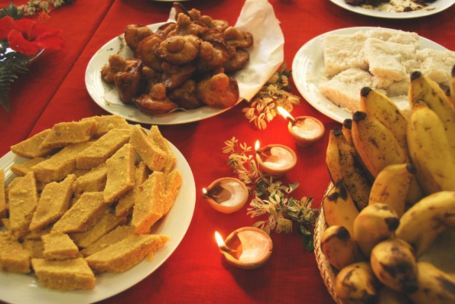 From bottom left: Kirialuwa, Kavum, Kiribath and Bananas at a New Year table. Photograph©Chulie de Silva
